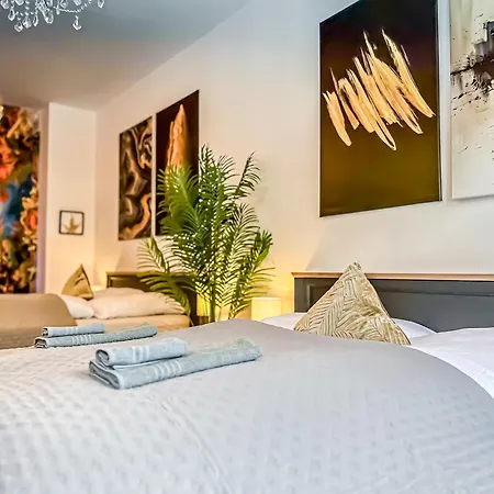 Grosse 3 Schlafzimmer Mit Kueche, Bad, Waschmaschine & Balkon Am Zoo Apartment