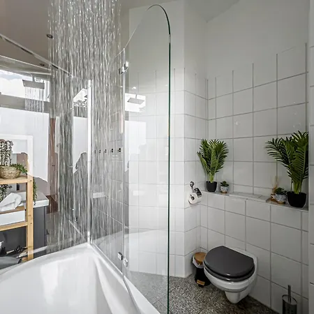 Apartment Grosse 3 Schlafzimmer Mit Kueche, Bad, Waschmaschine & Balkon Am Zoo Leipzig