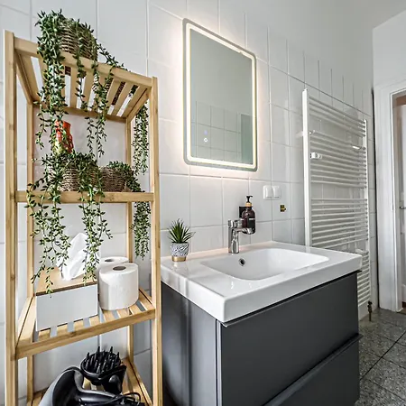 Grosse 3 Schlafzimmer Mit Kueche, Bad, Waschmaschine & Balkon Am Zoo