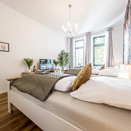 Grosse 3 Schlafzimmer Mit Kueche, Bad, Waschmaschine & Balkon Am Zoo Apartment