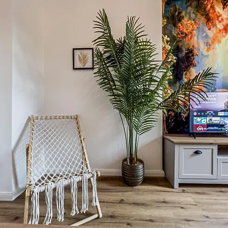 Apartment Grosse 3 Schlafzimmer Mit Kueche, Bad, Waschmaschine & Balkon Am Zoo