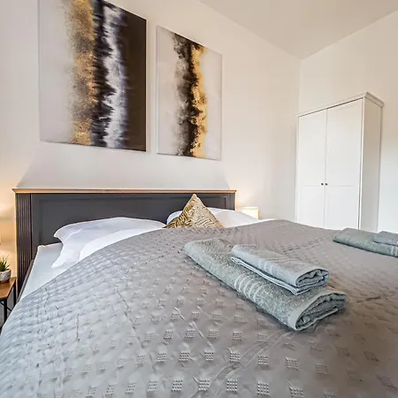 Grosse 3 Schlafzimmer Mit Kueche, Bad, Waschmaschine & Balkon Am Zoo Apartment *