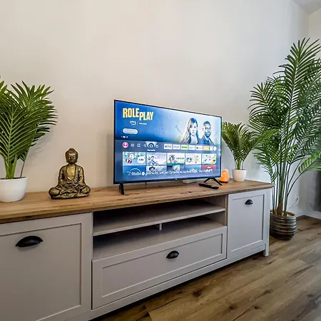 Apartment Grosse 3 Schlafzimmer Mit Kueche, Bad, Waschmaschine & Balkon Am Zoo *