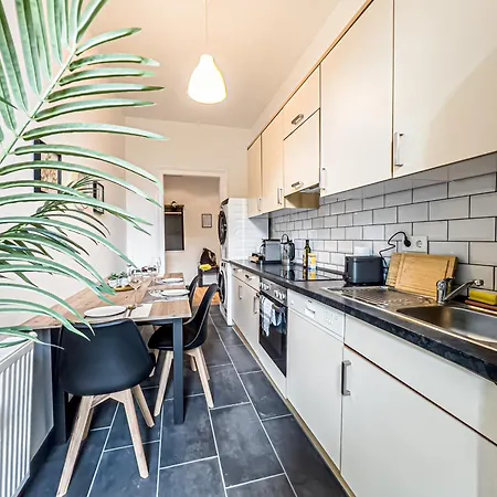 Grosse 3 Schlafzimmer Mit Kueche, Bad, Waschmaschine & Balkon Am Zoo *