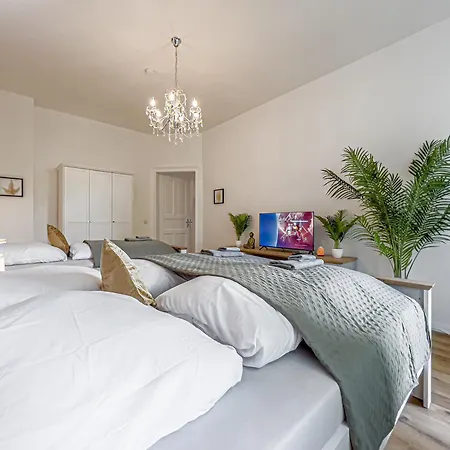 Grosse 3 Schlafzimmer Mit Kueche, Bad, Waschmaschine & Balkon Am Zoo Apartment *