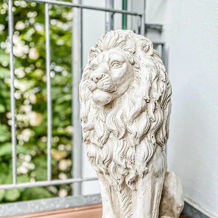 Grosse 3 Schlafzimmer Mit Kueche, Bad, Waschmaschine & Balkon Am Zoo Apartment *