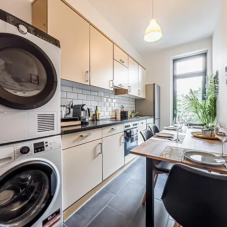 Grosse 3 Schlafzimmer Mit Kueche, Bad, Waschmaschine & Balkon Am Zoo Apartment *